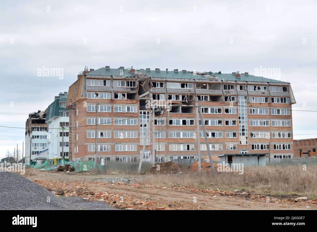 Myla, Region Kiew, Ukraine - 06. Apr 2022: Das Wohngebäude im Dorf Myla wurde während der Besatzung von einem russischen Panzer angeschossen. Stockfoto