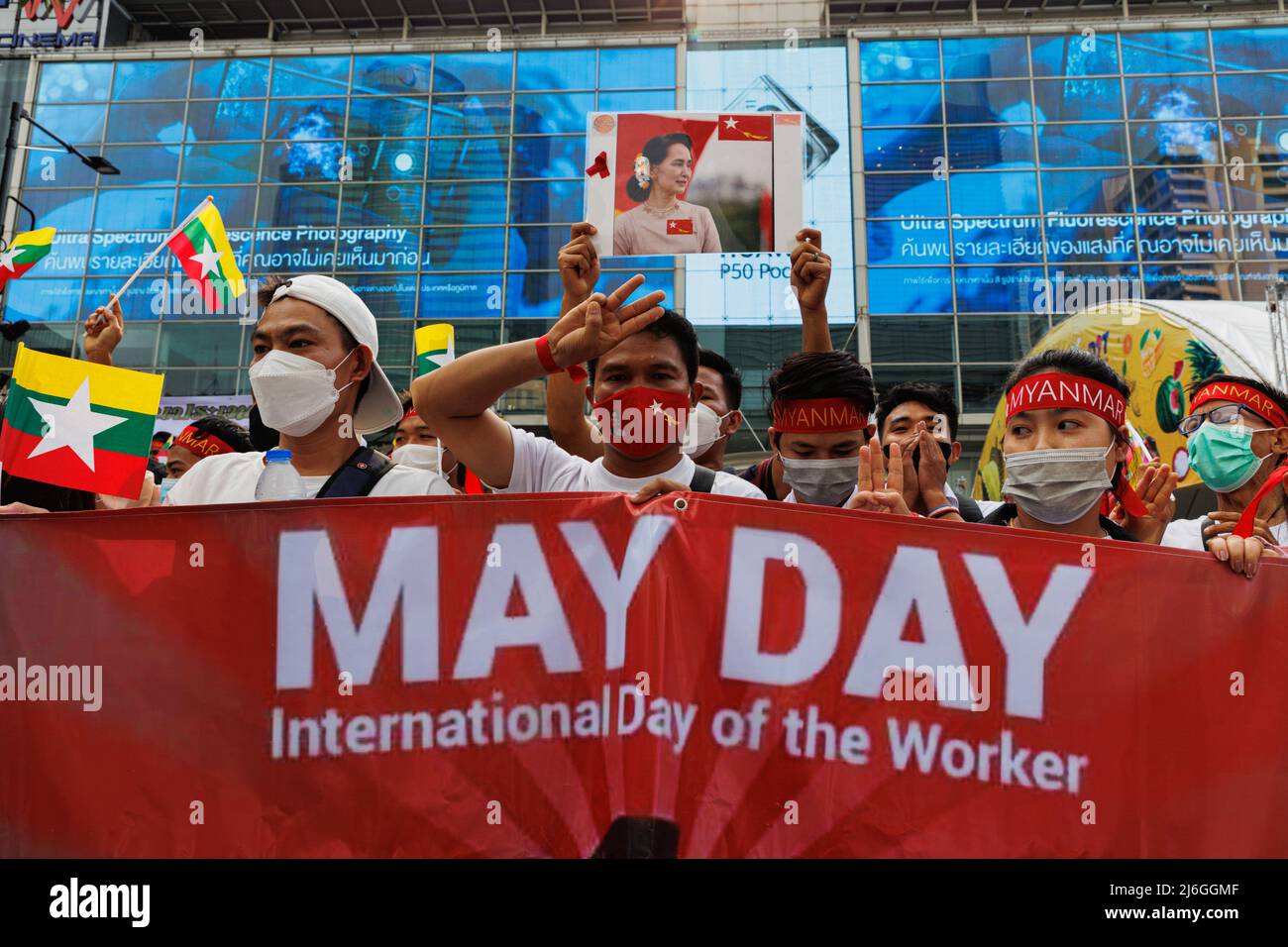 Während der Demonstration halten die Demonstranten in Myanmar ein Transparent. Die Arbeitergewerkschaft veranstaltete am Tag der Arbeit in Bangkok, Thailand, eine Parade. An der Parade nahmen verschiedene Gruppen Teil, darunter die thailändische Arbeitergruppe, die myanmarische Arbeitergruppe und die pro-demokratische Gruppe. Sie versammelten sich an der Ratchaprosong Road und marschierten dann zur Kreuzung Pathumwan, Demonstranten forderten Wohlfahrt, faire Zinszahlungen und auch Demokratie (einschließlich Thailand und Myanmar). Stockfoto