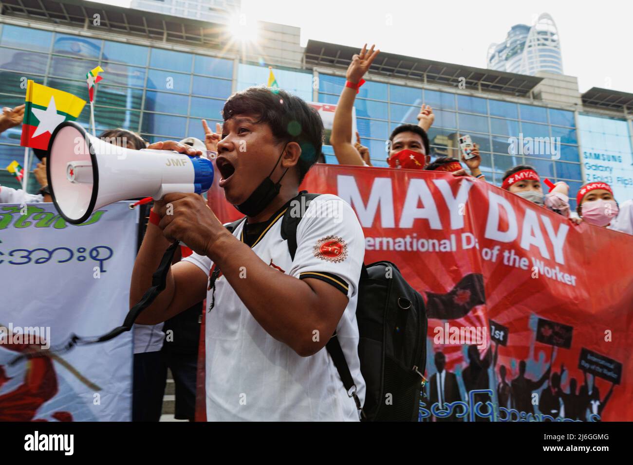 Während der Demonstration sah man einen in Myanmar demonstrierten Redner auf einem Megaphon. Die Arbeitergewerkschaft veranstaltete am Tag der Arbeit in Bangkok, Thailand, eine Parade. An der Parade nahmen verschiedene Gruppen Teil, darunter die thailändische Arbeitergruppe, die myanmarische Arbeitergruppe und die pro-demokratische Gruppe. Sie versammelten sich an der Ratchaprosong Road und marschierten dann zur Kreuzung Pathumwan, Demonstranten forderten Wohlfahrt, faire Zinszahlungen und auch Demokratie (einschließlich Thailand und Myanmar). Stockfoto