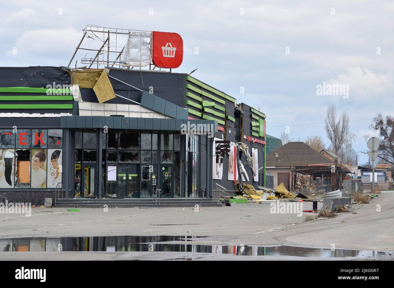 Myla, Region Kiew, Ukraine - 11. April 2022: Beschädigte Gebäude und Supermarkt in der Nähe der Autobahn Kiew Zhytomyr während der russischen Invasion in der Ukraine. Stockfoto