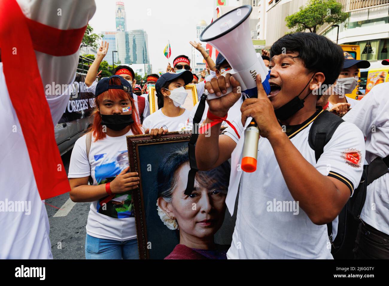 Während der Demonstration sah man einen in Myanmar demonstrierten Redner auf einem Megaphon. Die Arbeitergewerkschaft veranstaltete am Tag der Arbeit in Bangkok, Thailand, eine Parade. An der Parade nahmen verschiedene Gruppen Teil, darunter die thailändische Arbeitergruppe, die myanmarische Arbeitergruppe und die pro-demokratische Gruppe. Sie versammelten sich an der Ratchaprosong Road und marschierten dann zur Kreuzung Pathumwan, Demonstranten forderten Wohlfahrt, faire Zinszahlungen und auch Demokratie (einschließlich Thailand und Myanmar). (Foto von Varuth Pongsapipatt / SOPA Images/Sipa USA) Stockfoto