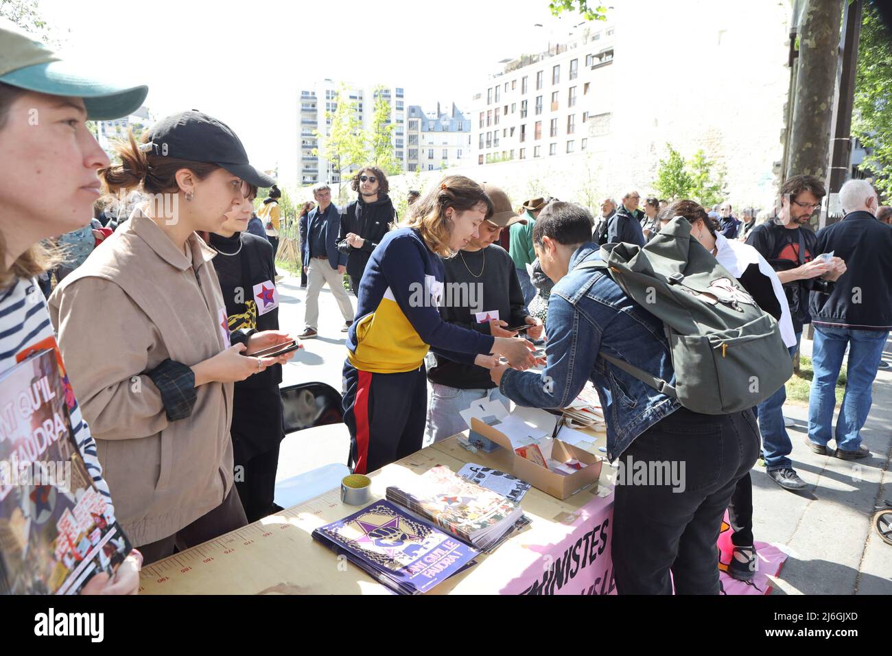 Politische Unterstützer nehmen während der Demonstration Flugblätter und Broschüren vom Parteistand. Tausende Demonstranten nahmen am 1.. Mai, dem Internationalen Arbeitertag, an der Parade zum 1. Mai in Paris Teil. Der Marsch begann vom Platz der Republik zum Platz der Nation. (Foto von Siavosh Hosseini / SOPA Images/Sipa USA) Stockfoto