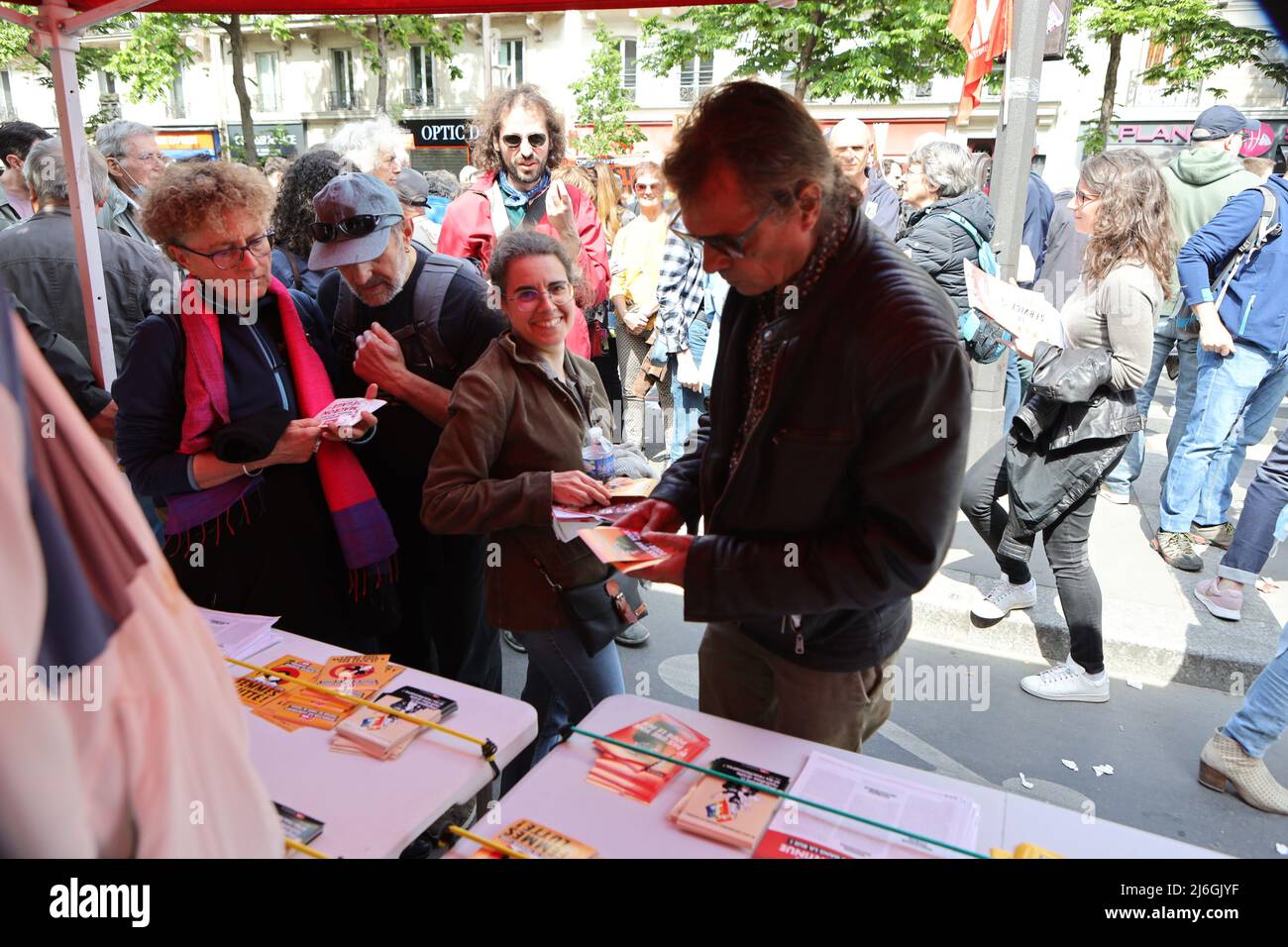 Politische Unterstützer nehmen während der Demonstration Flugblätter und Broschüren vom Parteistand. Tausende Demonstranten nahmen am 1.. Mai, dem Internationalen Arbeitertag, an der Parade zum 1. Mai in Paris Teil. Der Marsch begann vom Platz der Republik zum Platz der Nation. (Foto von Siavosh Hosseini / SOPA Images/Sipa USA) Stockfoto