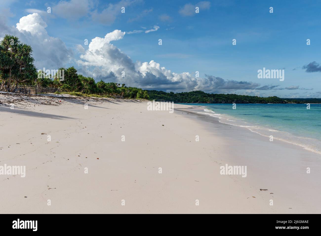 Weißer Sand Loedi Beach auf der Roten Insel, Provinz East Nusa Tenggara, Indonesien Stockfoto