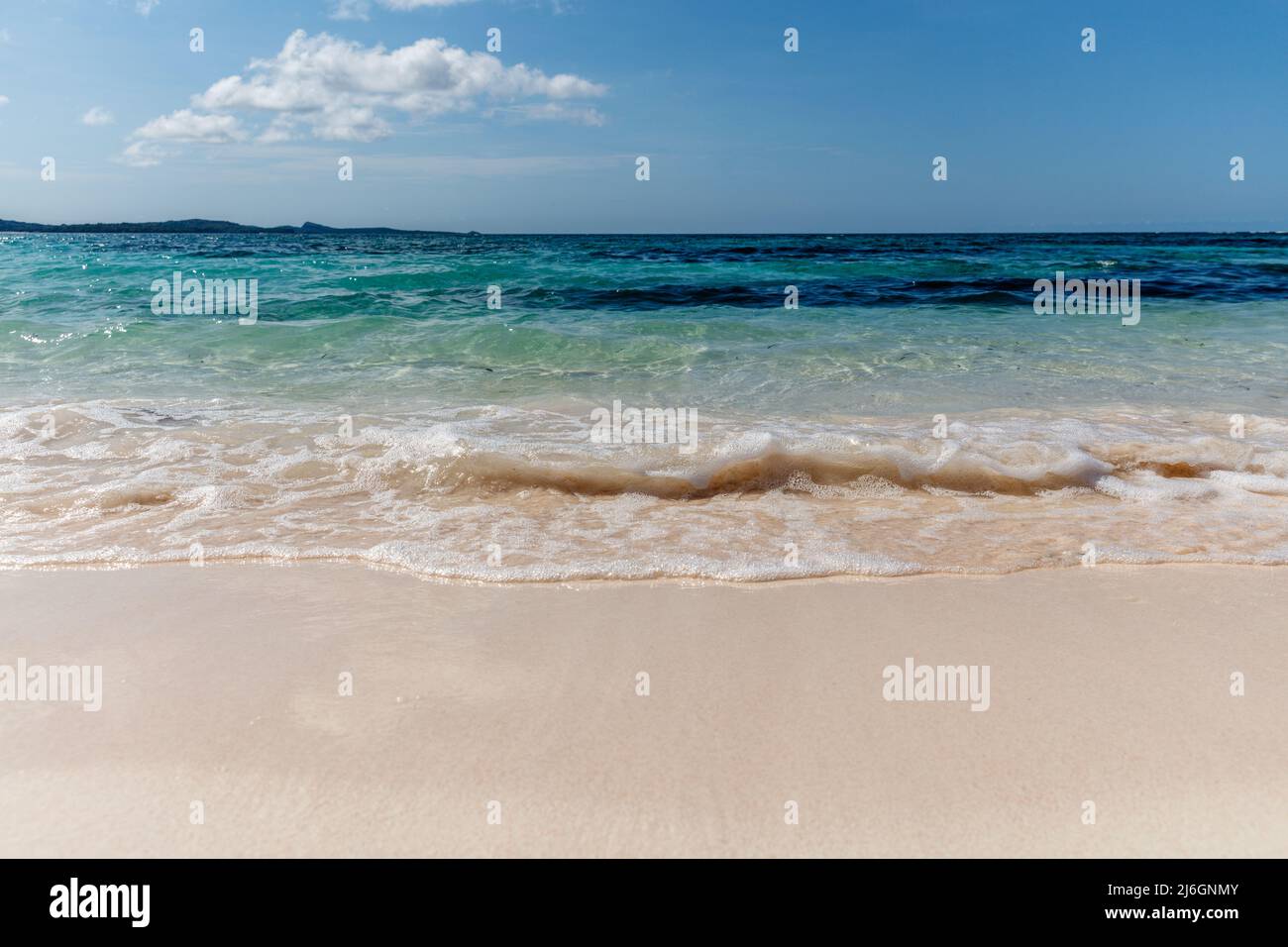 Weißer Sand Loedi Beach auf der Roten Insel, Provinz East Nusa Tenggara, Indonesien Stockfoto