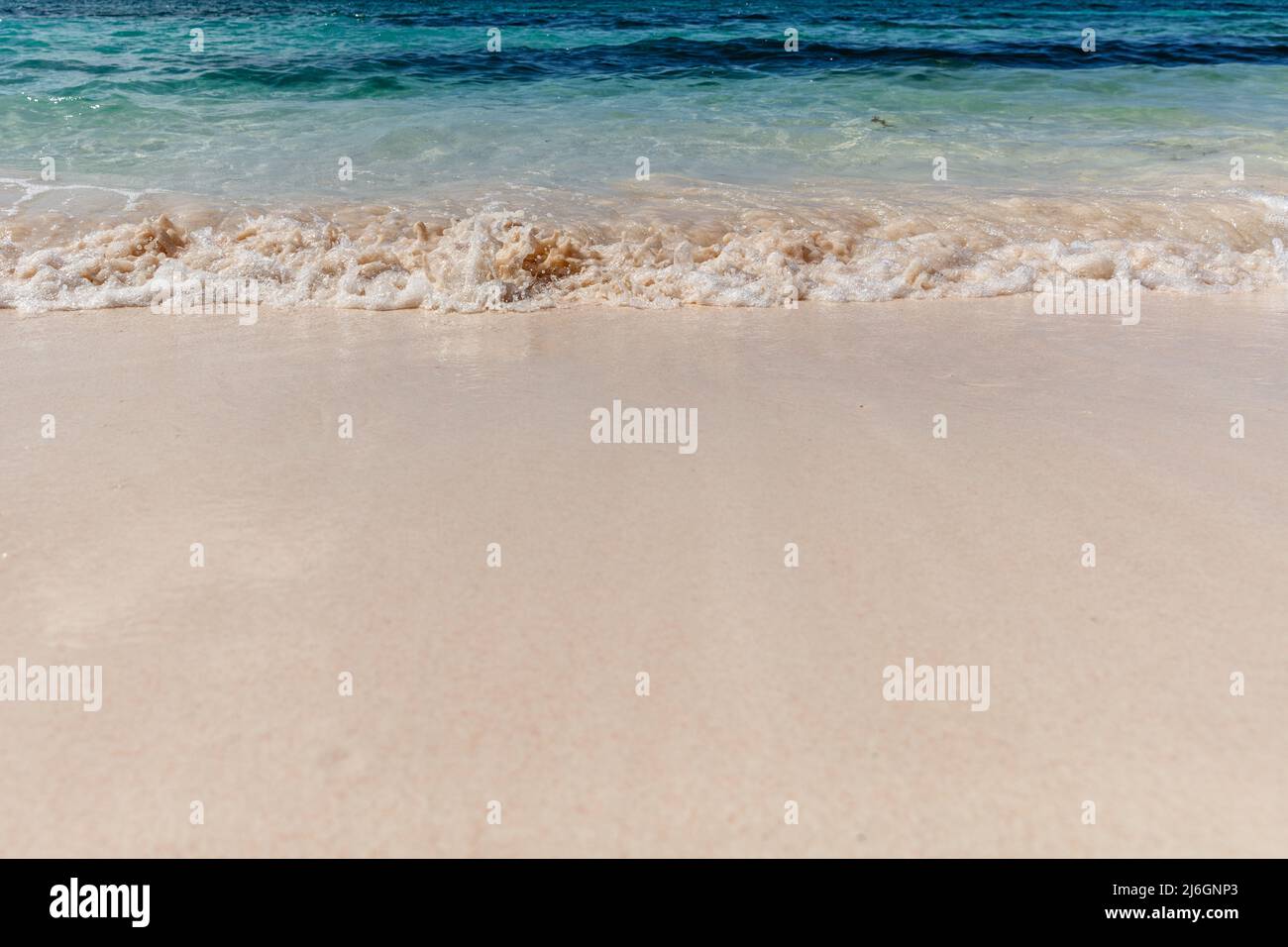 Weißer Sand Loedi Beach auf der Roten Insel, Provinz East Nusa Tenggara, Indonesien. Mit Platz. Stockfoto