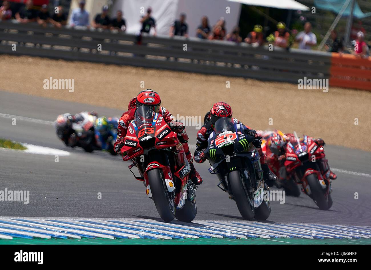 (220502) -- JEREZ, 2. Mai 2022 (Xinhua) -- Francesco Bagnaia (vorne) vom Ducati Lenovo Team führt das Team während des MotoGP Grand Prix von Spanien auf dem Jerez-Angel Nieto Circuit in Jerez de la Frontera, Spanien, am 1. Mai 2022 an. (Str/Xinhua) Stockfoto