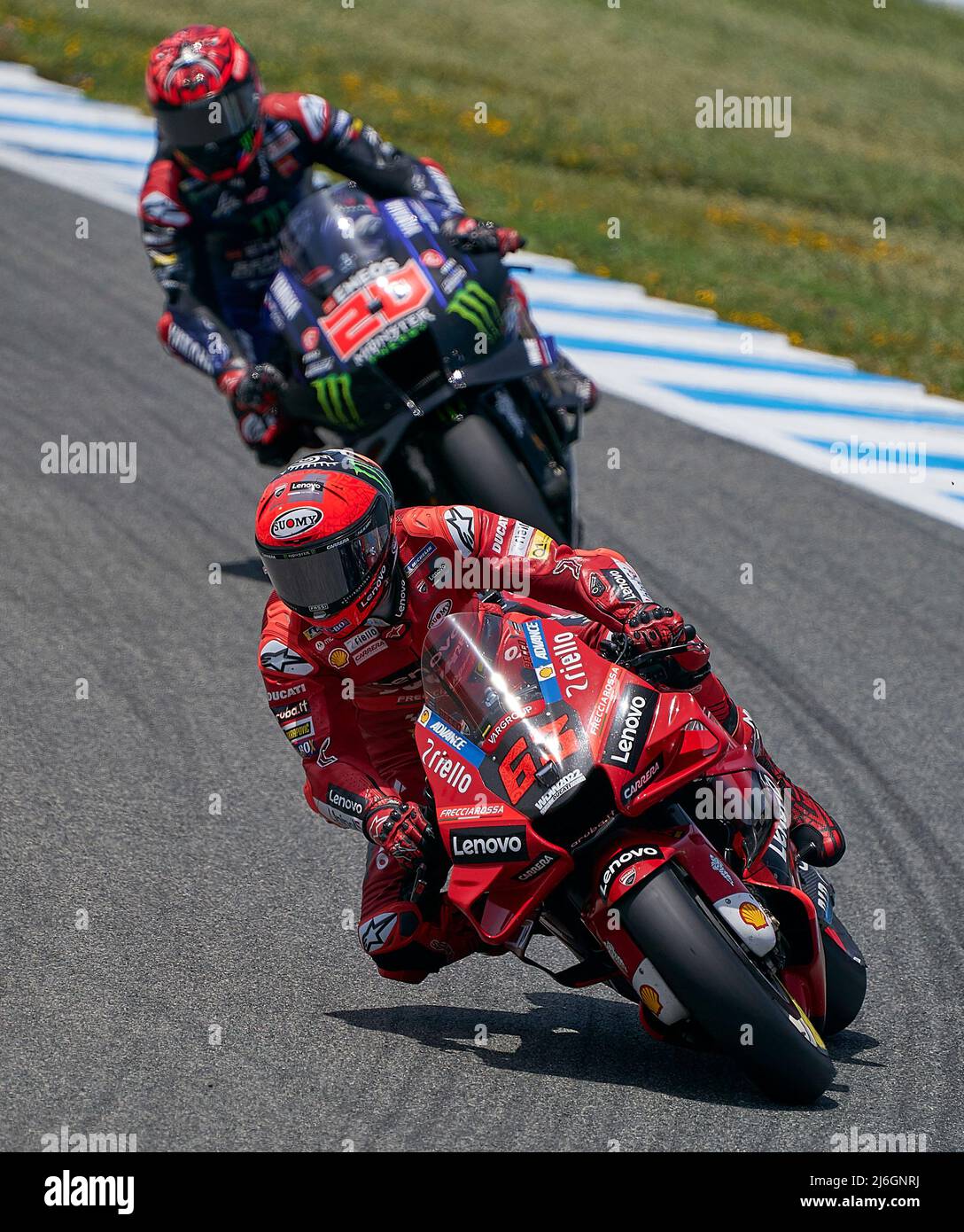 (220502) -- JEREZ, 2. Mai 2022 (Xinhua) -- Jack Miller (vorne) vom Ducati Lenovo Team tritt am 1. Mai 2022 beim MotoGP Grand Prix von Spanien auf dem Jerez-Angel Nieto Circuit in Jerez de la Frontera, Spanien, an. (Str/Xinhua) Stockfoto