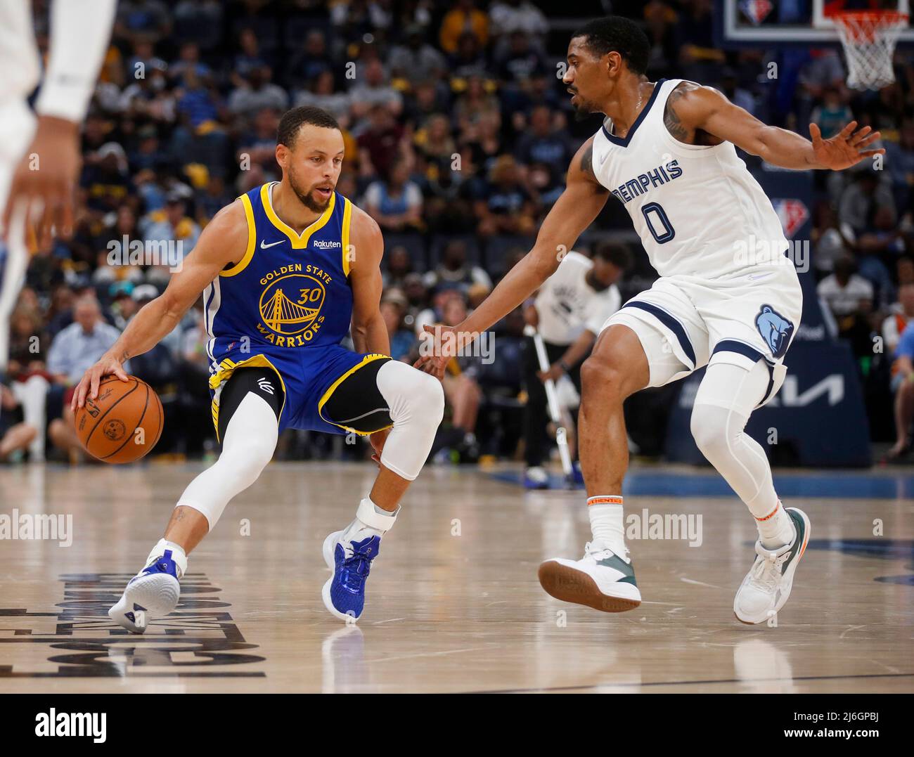 Stephen Curry (30) der Golden State Warriors dribbelt am Sonntag, den 1. Mai 2022, im zweiten Quartal von Spiel 1 einer NBA-Second-Round-Playoff-Serie im FedEx Forum in Memphis, Tennessee, gegen die Memphis Grizzlies' De'Anthony Melton (0). (Foto von Nhat V. Meyer/Bay Area News Group/TNS/Sipa USA) Stockfoto