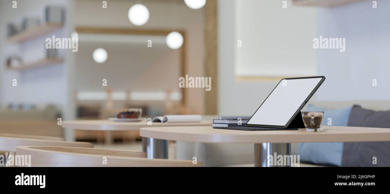 Nahaufnahme, Sitzbereich im Café, modern und minimalistisch eingerichtet mit einem tragbaren Tablet-Modell auf dem Couchtisch. 3D Rendern, 3D Stockfoto