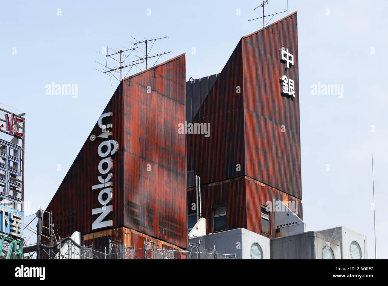 Am Nakagin Capsule Tower, einem ikonischen Bauwerk, das am 28. April 2022 vom japanischen Architekten Kisho Kurokawa in Ginza, Tokio, Japan, entworfen wurde, werden die Abbrucharbeiten fortgesetzt. (Foto von AFLO) Stockfoto