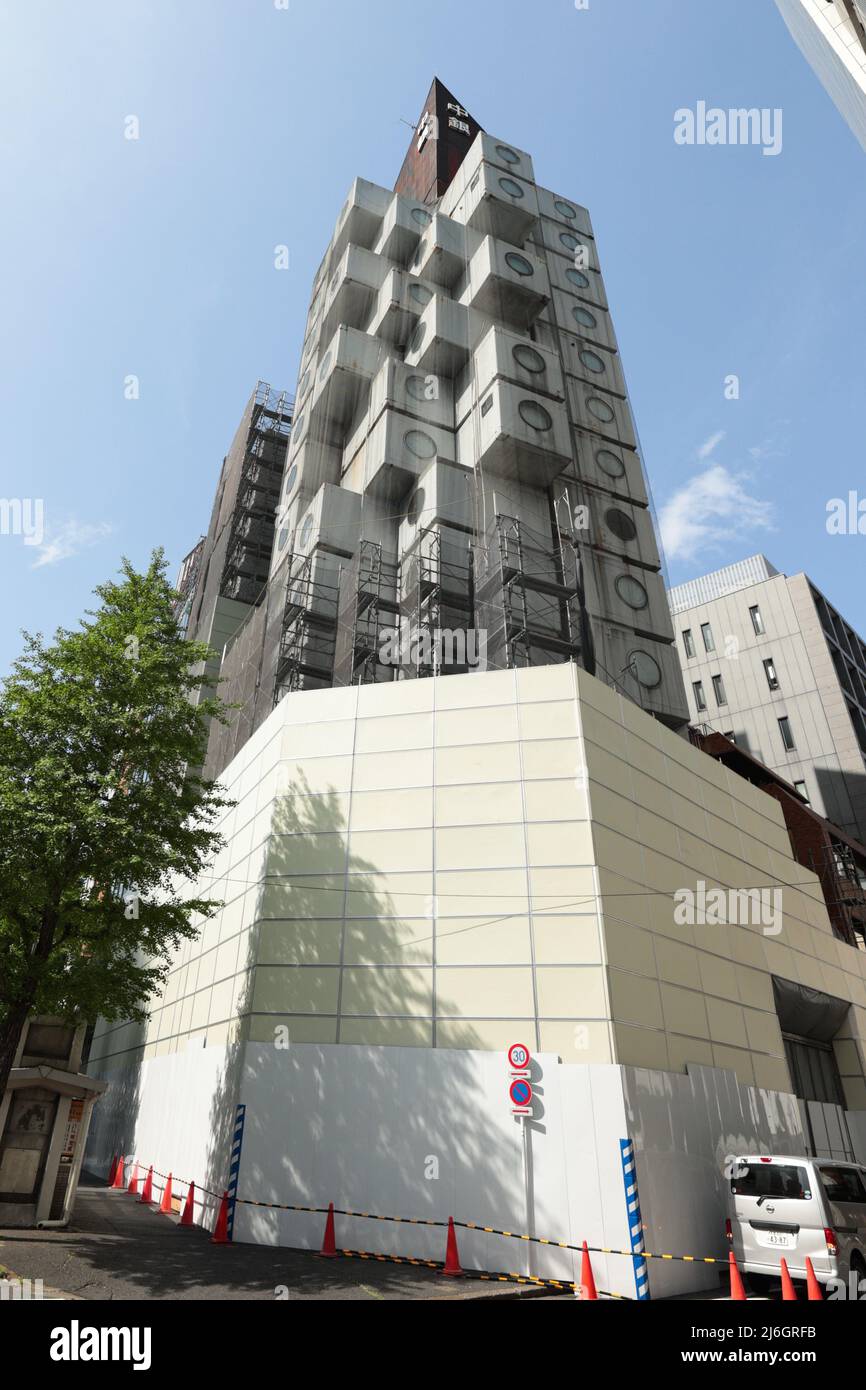 Am Nakagin Capsule Tower, einem ikonischen Bauwerk, das am 28. April 2022 vom japanischen Architekten Kisho Kurokawa in Ginza, Tokio, Japan, entworfen wurde, werden die Abbrucharbeiten fortgesetzt. (Foto von AFLO) Stockfoto