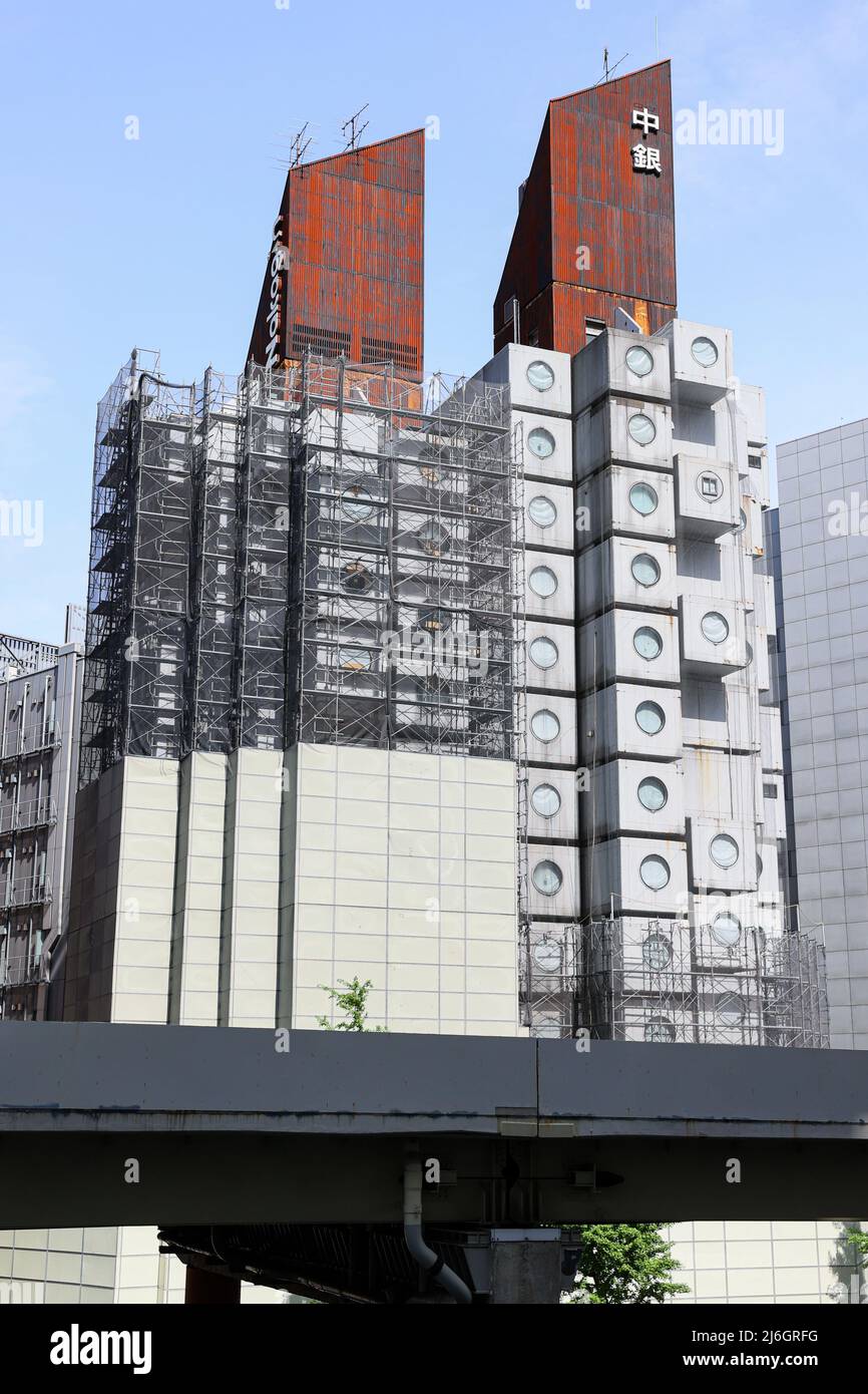 Am Nakagin Capsule Tower, einem ikonischen Bauwerk, das am 28. April 2022 vom japanischen Architekten Kisho Kurokawa in Ginza, Tokio, Japan, entworfen wurde, werden die Abbrucharbeiten fortgesetzt. (Foto von AFLO) Stockfoto