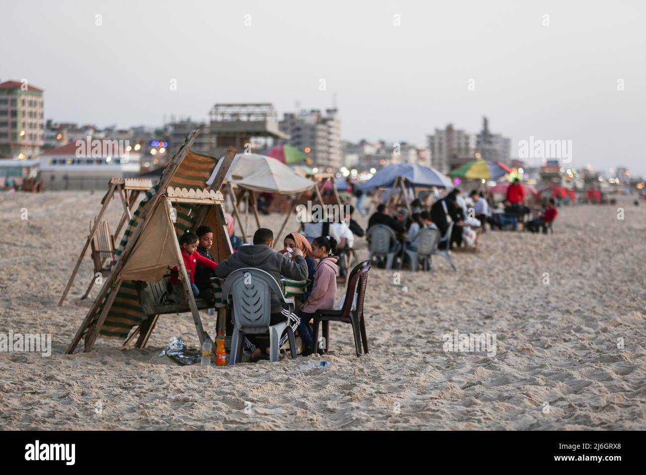 Palästinensische Familien brechen ihr Fasten mit iftar am letzten Tag des heiligen Monats Ramadan am Ufer des Mittelmeers in Gaza-Stadt. Stockfoto