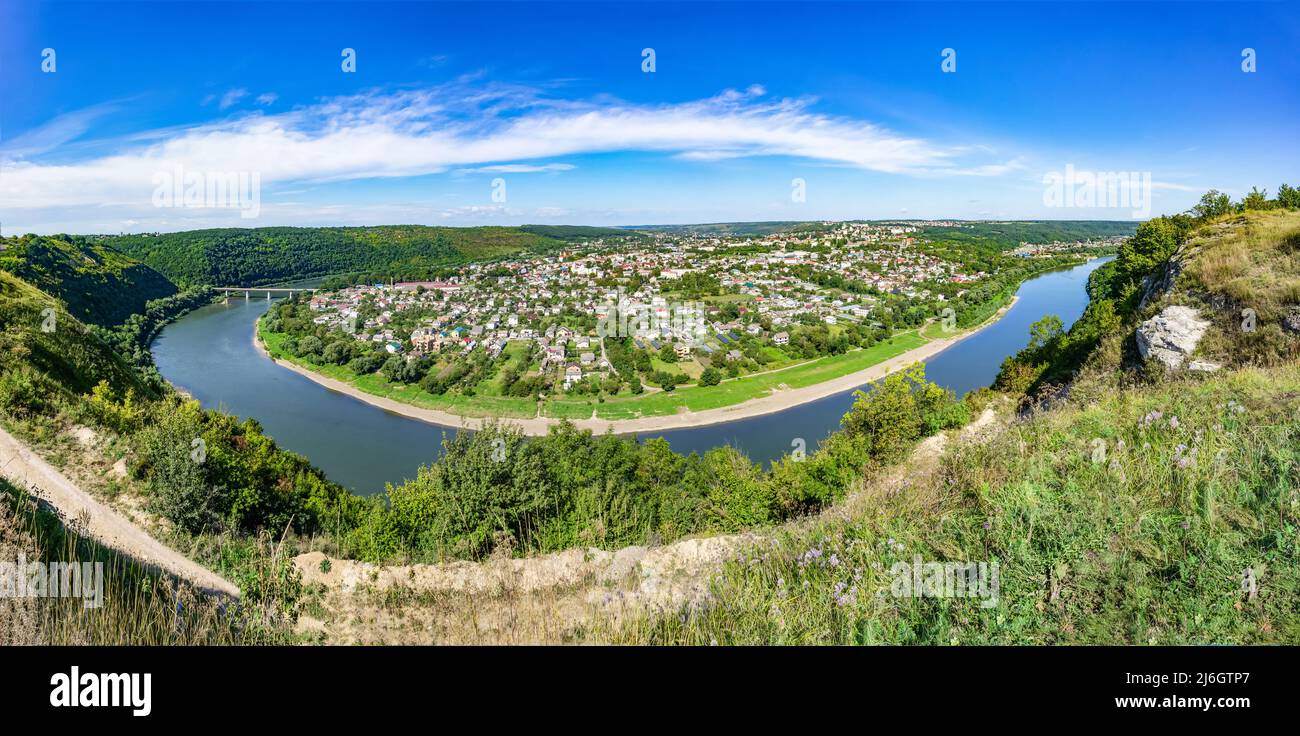 Großes Panorama. Eine hufeisenförmige Flussbiegung. Mäander in einem Fluss. Panoramablick von oben Stadt Zaleshchiki im Fluss Dnister, Ukraine Stockfoto