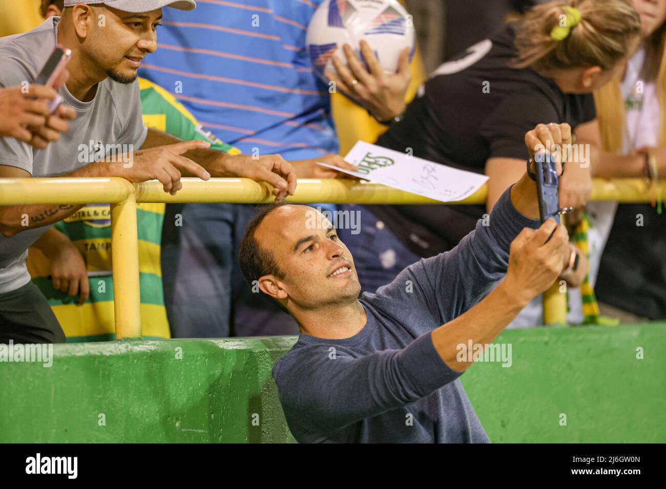 St. Petersburg, FL: Der loyale FC-Manager und Fußballbotschafter Landon Donovan aus San Diego nimmt nach einem USL-Fußballspiel am Samstag, April, ein Selfie mit den Fans auf Stockfoto