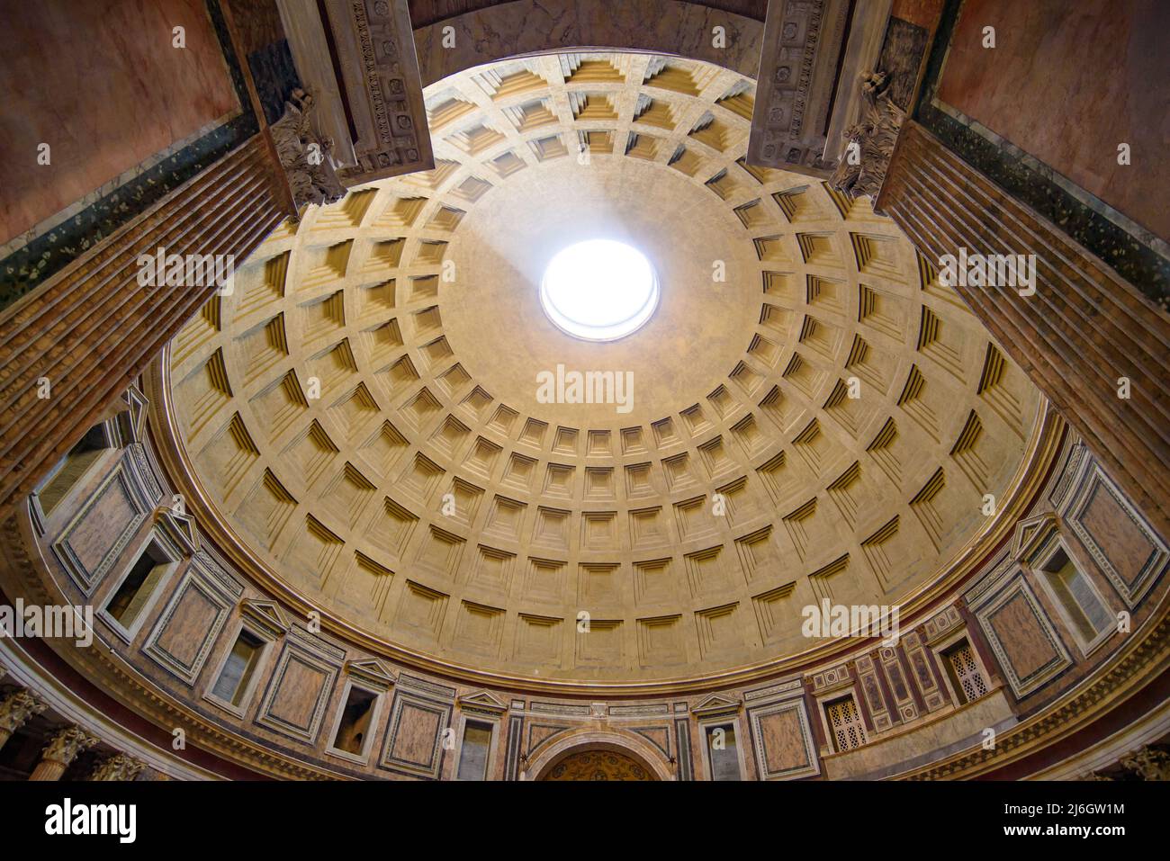Das Innere des Pantheons, eines ehemaligen römischen Tempels und einer katholischen Kirche, in Rom, Italien Stockfoto