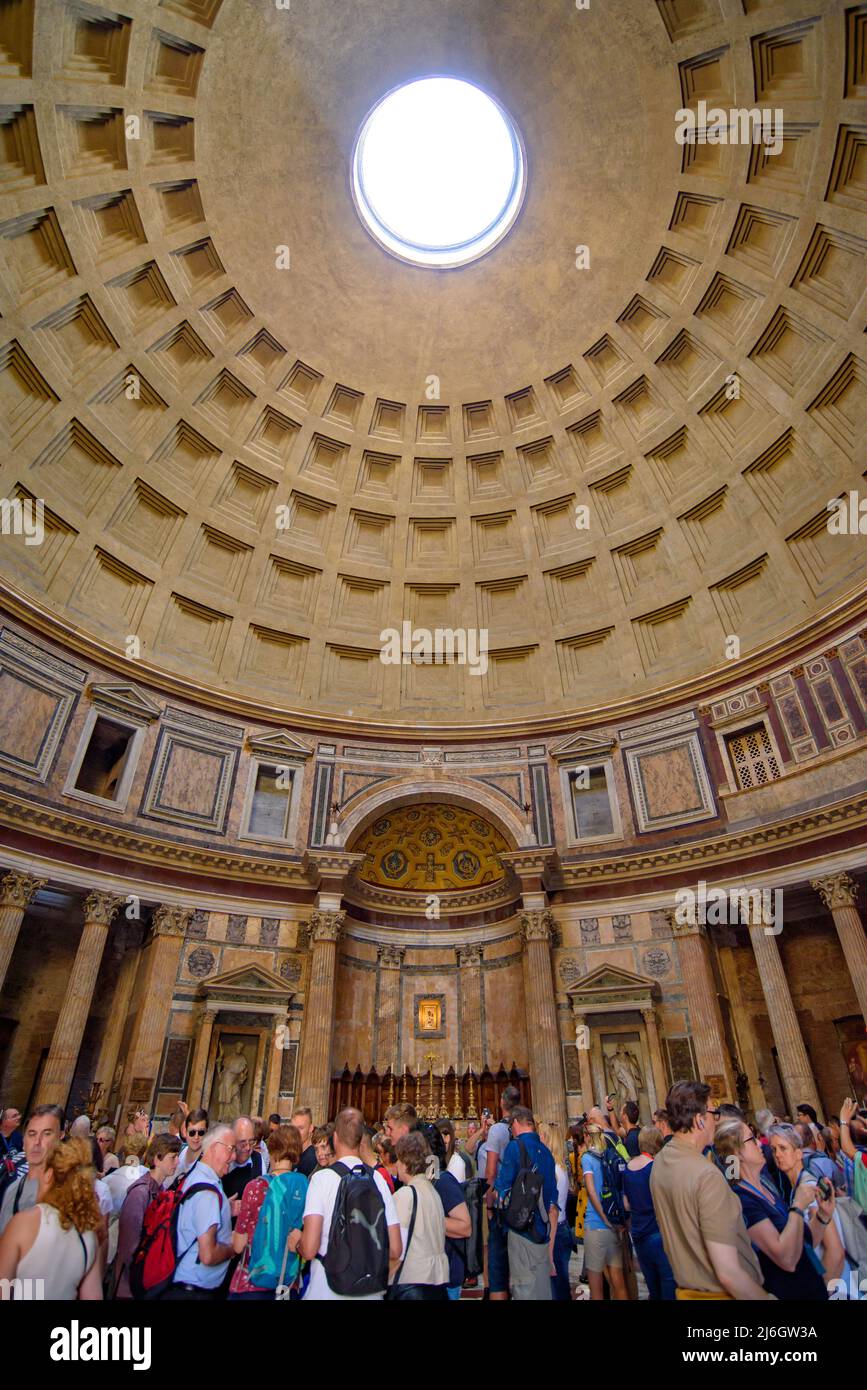 Das Innere des Pantheons, eines ehemaligen römischen Tempels und einer katholischen Kirche, in Rom, Italien Stockfoto