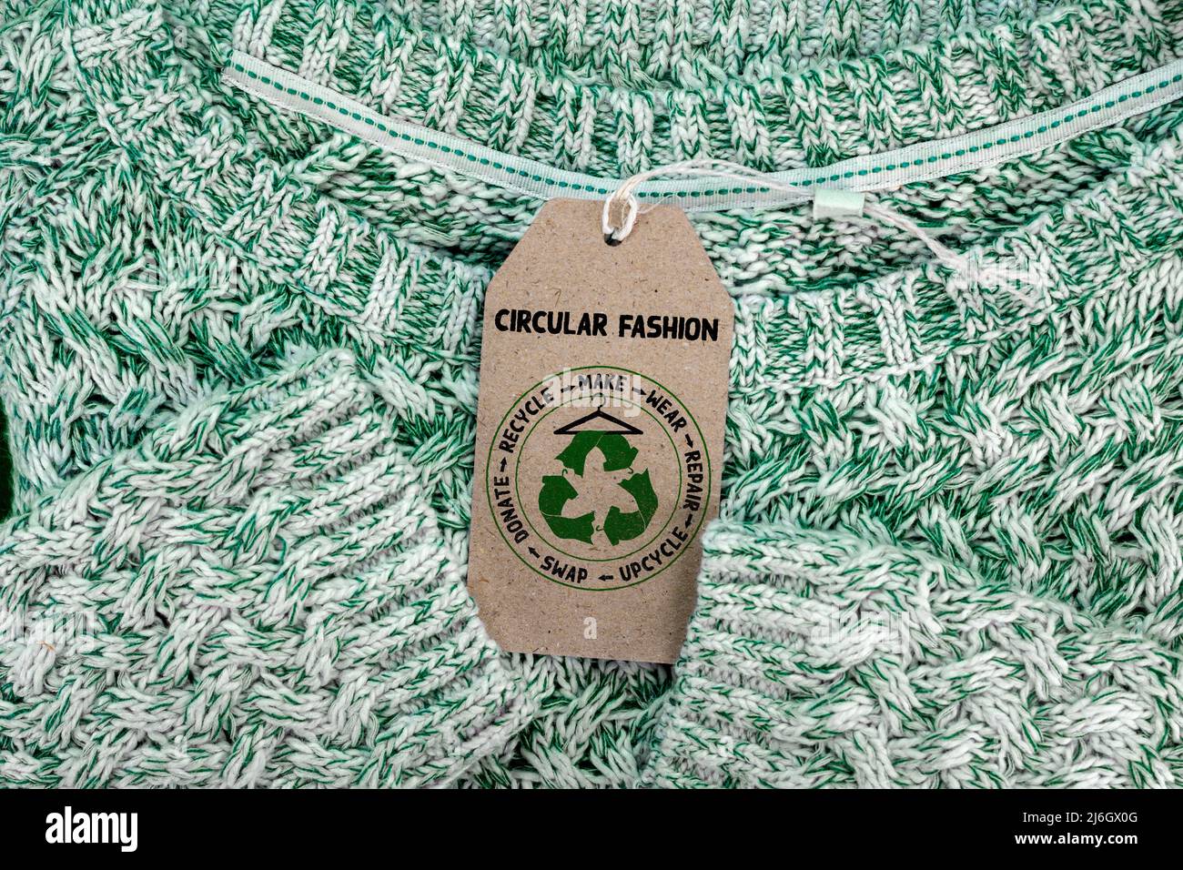 Circular Fashion Label auf Pullover, , machen, tragen, reparieren, Upcycle, Swap, donate, recycle with eco clothes recycle Icon nachhaltiges Modekonzept Stockfoto