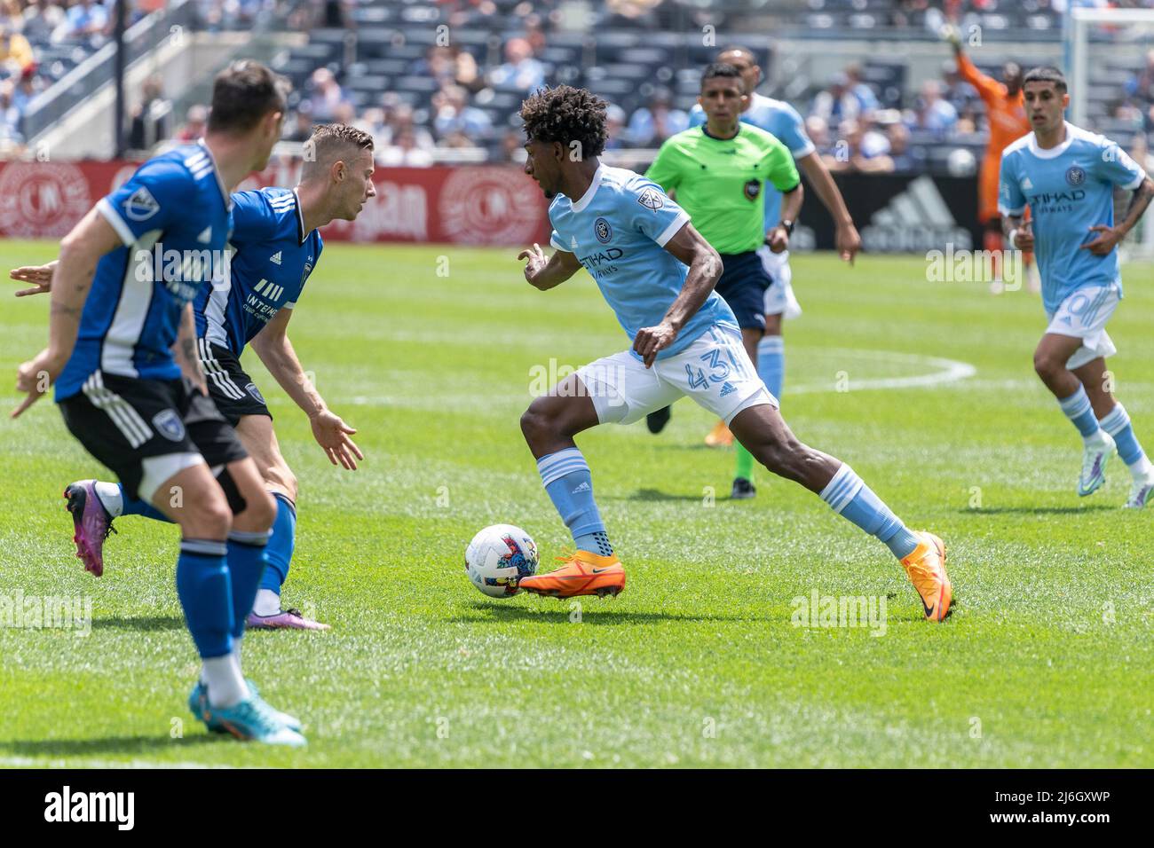 Talles Magno (43) von NYCFC kontrolliert den Ball während des Spiels der regulären MLS-Saison im Yankee-Stadion. NYCFC gewann das Spiel 3 - 0 in New York am 1. Mai 2022. (Foto von Lev Radin/Sipa USA) Stockfoto