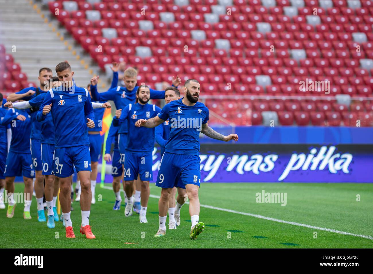 Lubomir Satka (Platz 37) und Mikael Ishak (Platz 9) aus Lech in Aktion während der offiziellen Trainingseinheit von Lech Poznan vor dem Fortuna Polish Cup Finalspiel zwischen Lech Poznan und Rakow Czestochowa im PGE National Stadium. Stockfoto