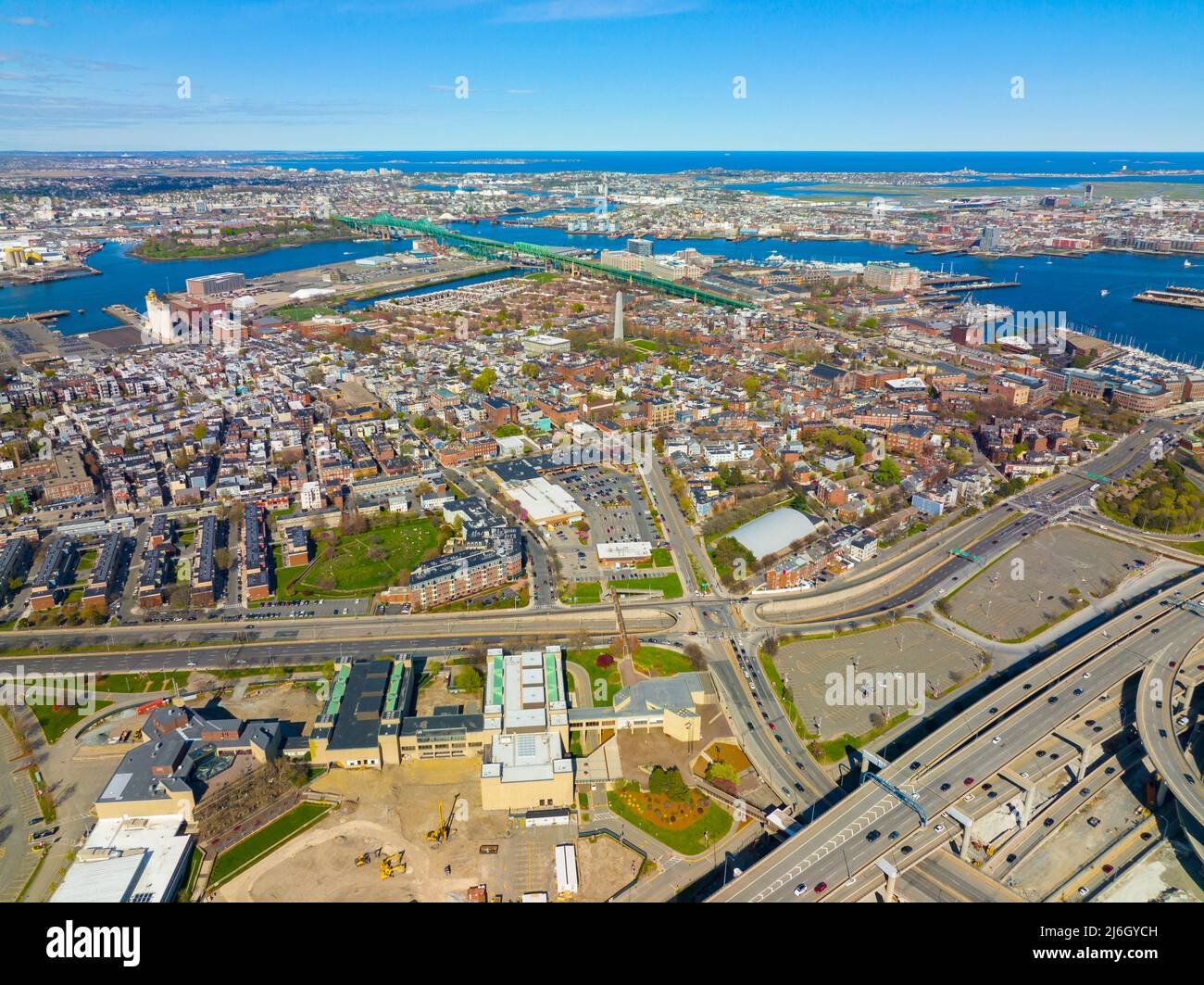 Charlestown historischen Bezirk Luftaufnahme einschließlich Bunker Hill Momument und Mystic River mit Maurice Tobin Bridge in der Stadt Boston, Massachusetts M Stockfoto