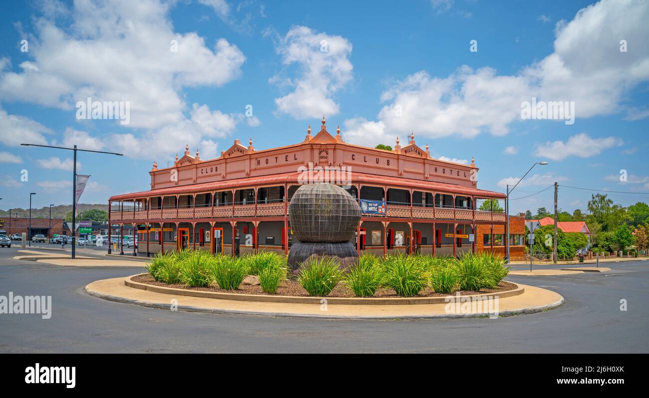 Das Club Hotel in der Gray Street in Glen Innes, im Norden von New South Wales, Australien, mit Carl Crees balancierenden öffentlichen Felskunstwerken am Kreisverkehr Stockfoto