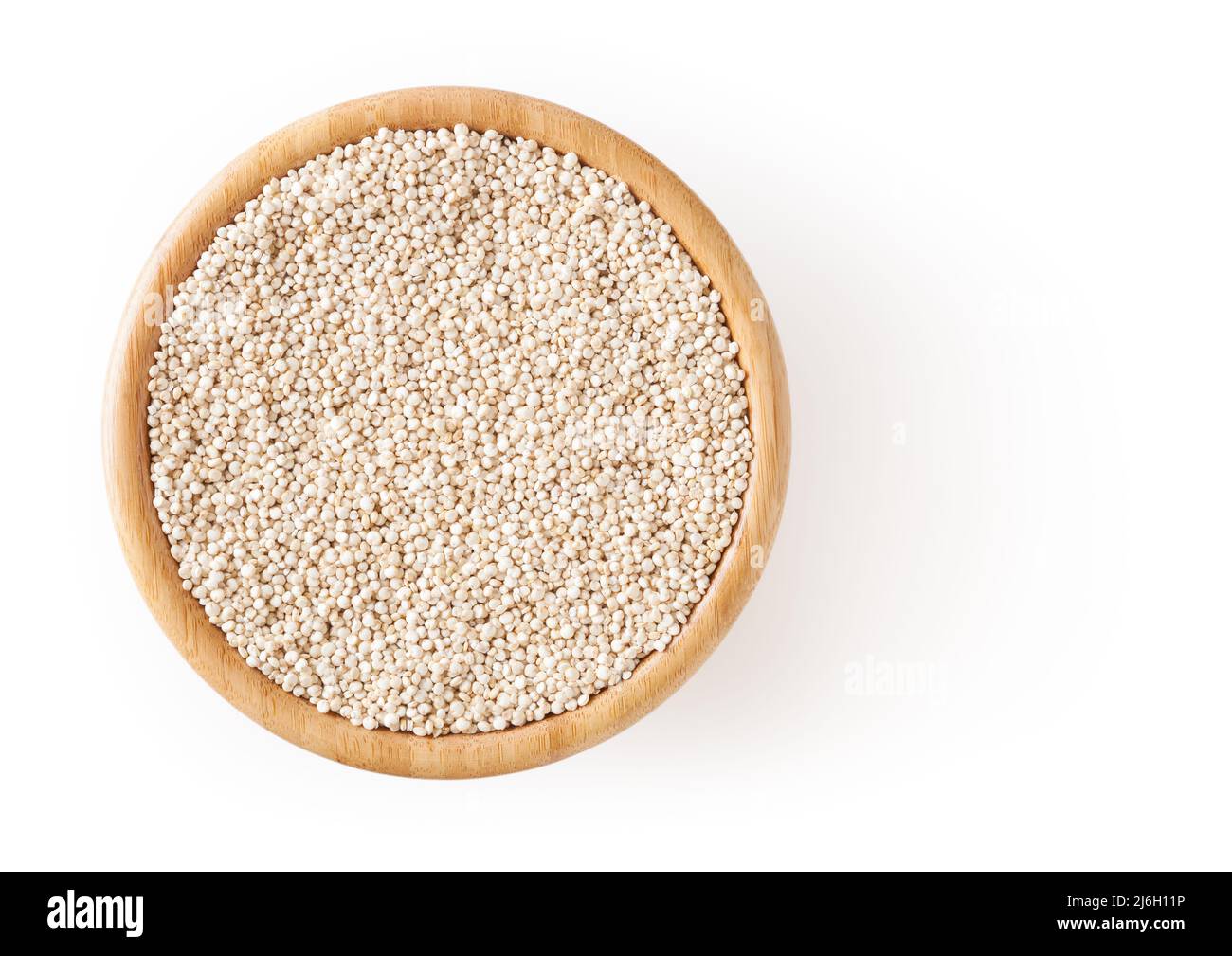 Getrocknete weiße Quinoa-Samen in Holzschüssel isoliert auf weiß Hintergrund mit Beschneidungspfad Stockfoto