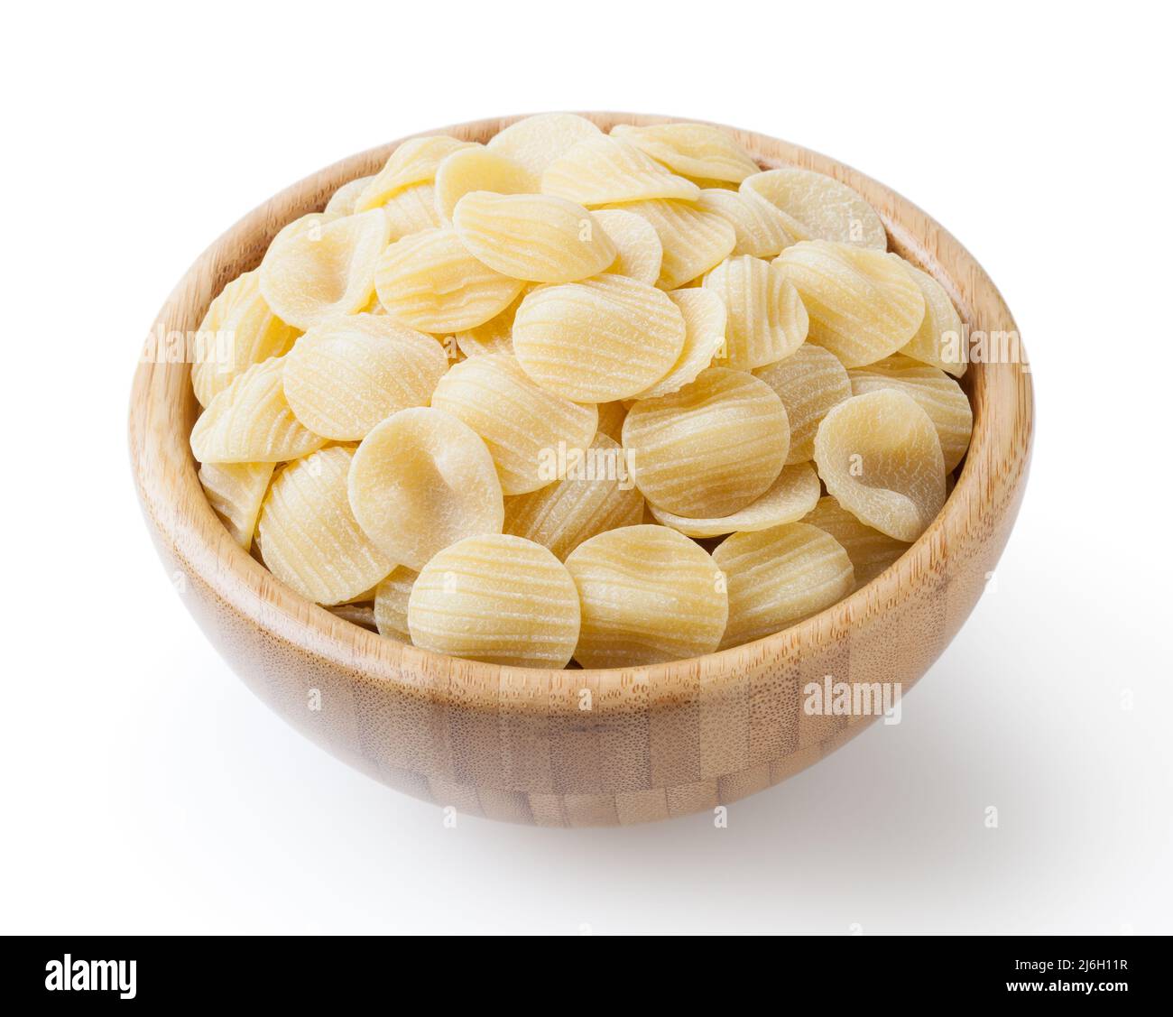 Ungekochte Orecchiette Pasta in Holzschale isoliert auf weißem Hintergrund mit Clipping-Pfad Stockfoto