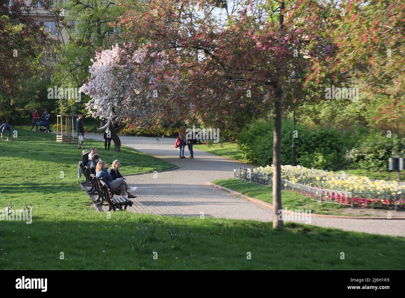 Prag/Praha/Tschechische Republik//28 April 2022/.die Tschechen genießen den Tag mit Blick auf den Letna-Park (Letenske sady). (Foto..Francis Dean/Dean Picturs) Stockfoto