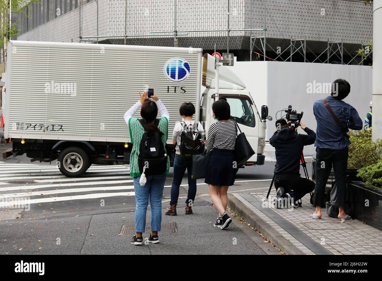TOKIO, JAPAN - 13. April 2022: Menschen fotografieren den Nakagin-Kapselturm, der gerade abgerissen wird. Stockfoto