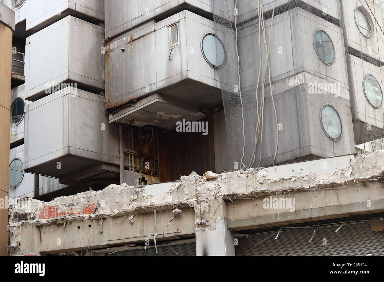 TOKIO, JAPAN - 13. April 2022: Die Rückseite des unter dem Abriss stehenden Nakagin Capsule Tower. Stockfoto