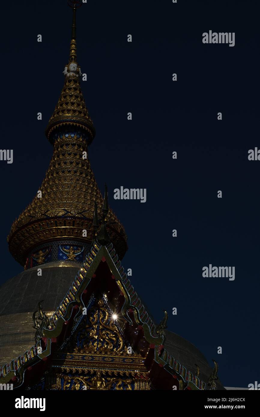 Sonnenuntergangsansicht der üppigen Außenbekleidung des buddhistischen Tempels in Thailand (Wat Chai Mongkol, Pattaya) Stockfoto