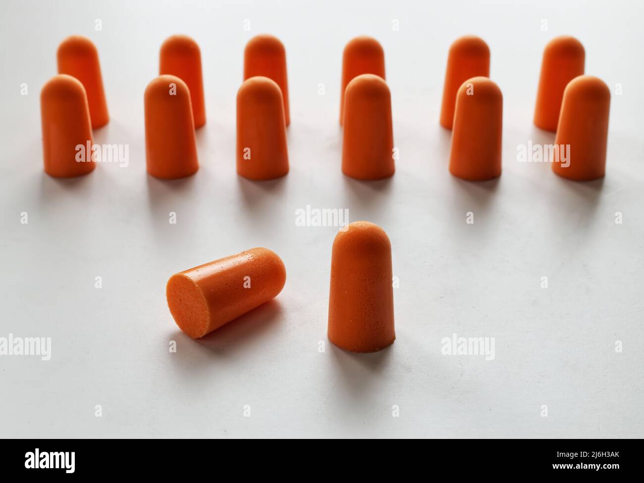 Ohrstöpsel aus orangefarbenem Schaumstoff isoliert auf weißem Hintergrund Stockfoto