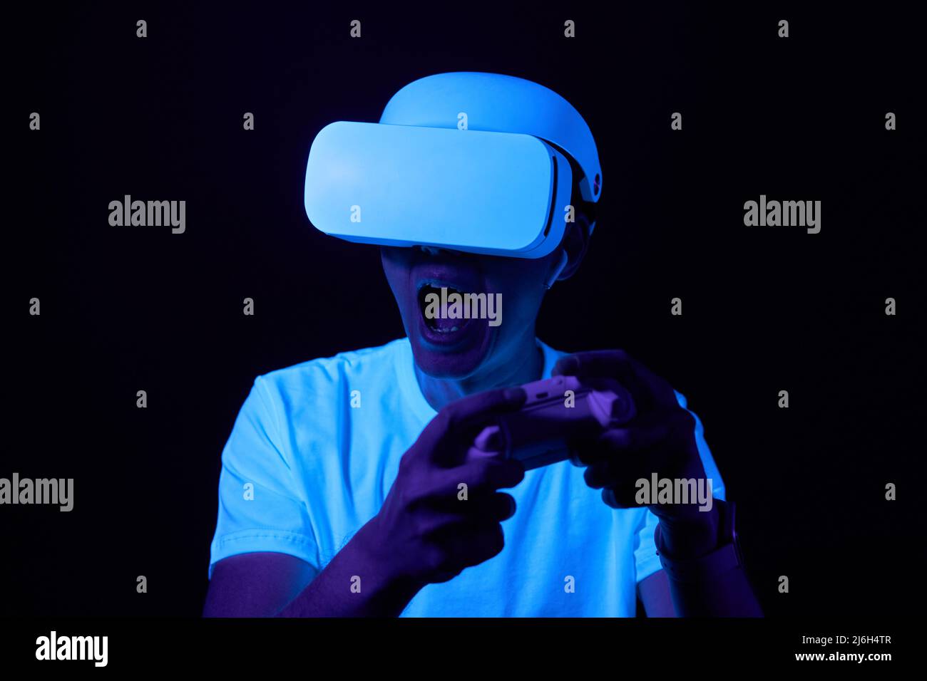 Mann mit Virtual reality Headset ist das Spiel. Konzept der virtuellen Realität, Spiele, Unterhaltung und Kommunikation. Stockfoto