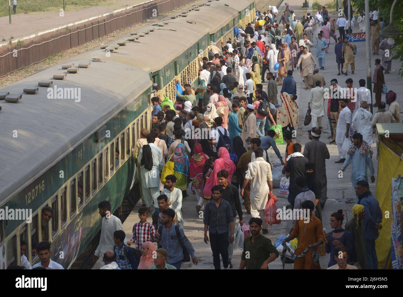 30. April 2022, Lahore, Punjab, Pakistan: Pakistanische Menschen fahren mit einem überfüllten Personenzug in ihre Dörfer und Städte, um das muslimische Weihnachtsfest Eid al-Fitr in Lahore zu feiern. Muslime auf der ganzen Welt bereiten sich darauf vor, den Eid al-Fitr zu feiern, der das Ende des Fastenmonats Ramadan markiert. (Bild: © Rana Sajid Hussain/Pacific Press via ZUMA Press Wire) Stockfoto