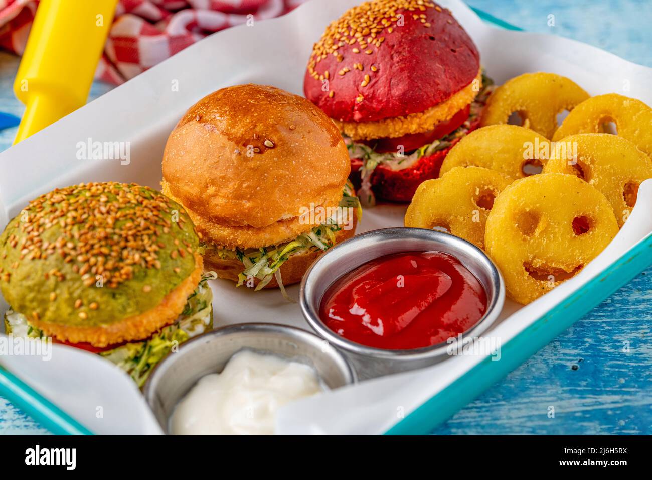 Drei Mini-Burger mit Huhn und Fleisch serviert mit pommes frites. Kindermenü Stockfoto