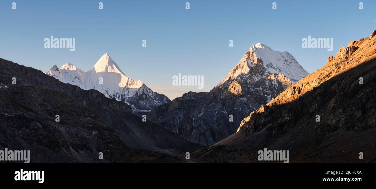 Mount jampayang und Mount chanadorje bei Sonnenaufgang im yading Nationalpark, bezirk daocheng, Provinz sichuan, china Stockfoto