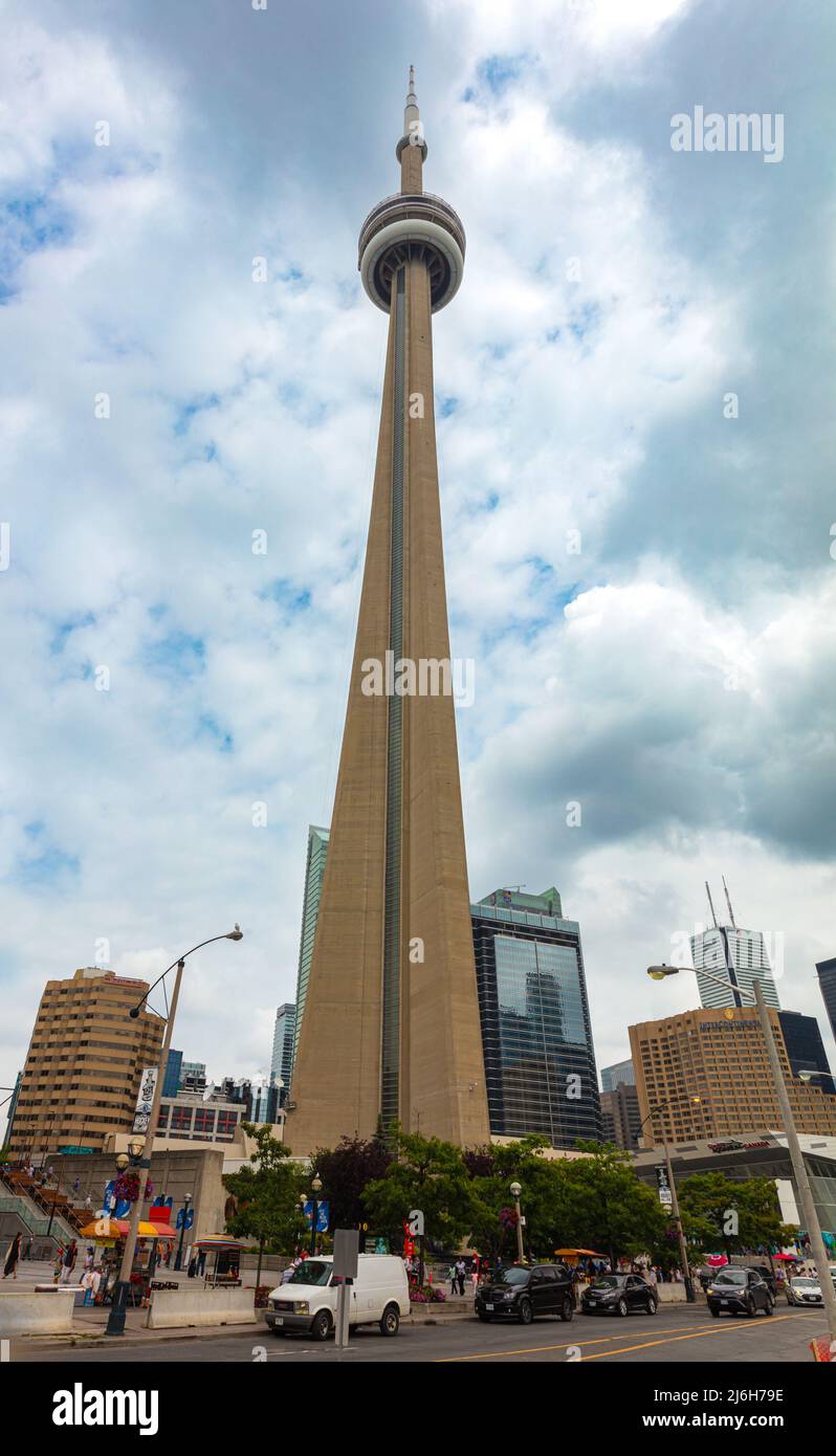 Toronto, Kanada - 26. August 2021: Der Canadian National Tower oder CN Tower in der kanadischen Metropole, Wahrzeichen der Stadt Ontario. Eine konkrete Communica Stockfoto