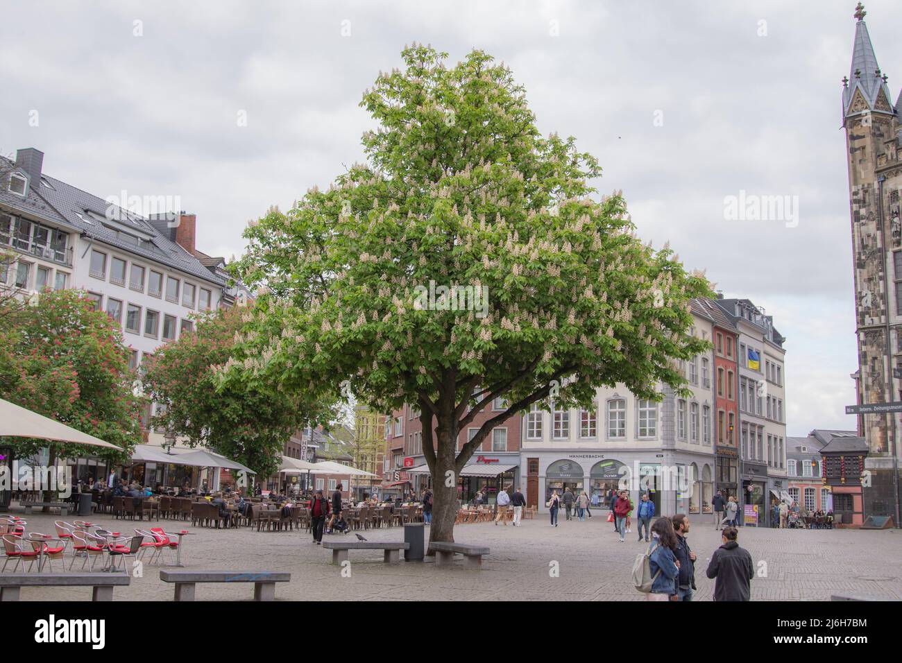 Aachen April 2022: Willy-Brandt-Platz im Frühjahr. Im Hintergrund die aquis plaza Stockfoto