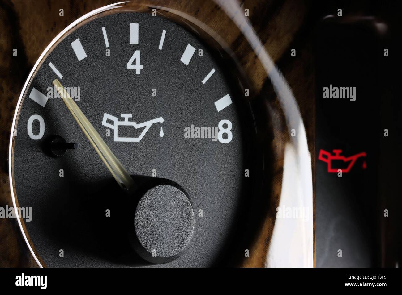 Öldruckmesser im Armaturenbrett des Fahrzeugs - niedrig Stockfoto