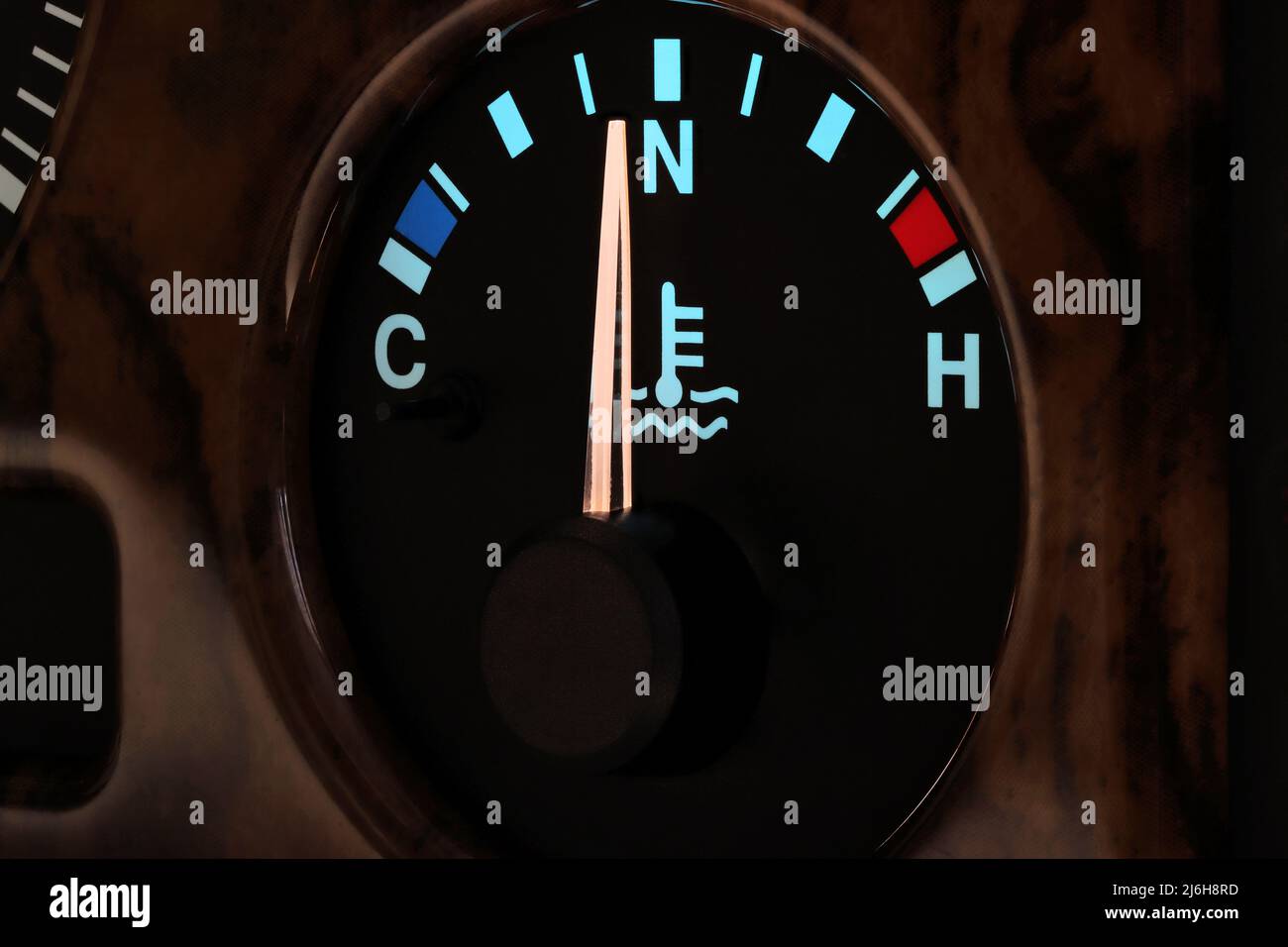 Temperaturanzeige bei normaler Betriebstemperatur auf dem Armaturenbrett des Fahrzeugs im beleuchteten Nachtmodus Stockfoto