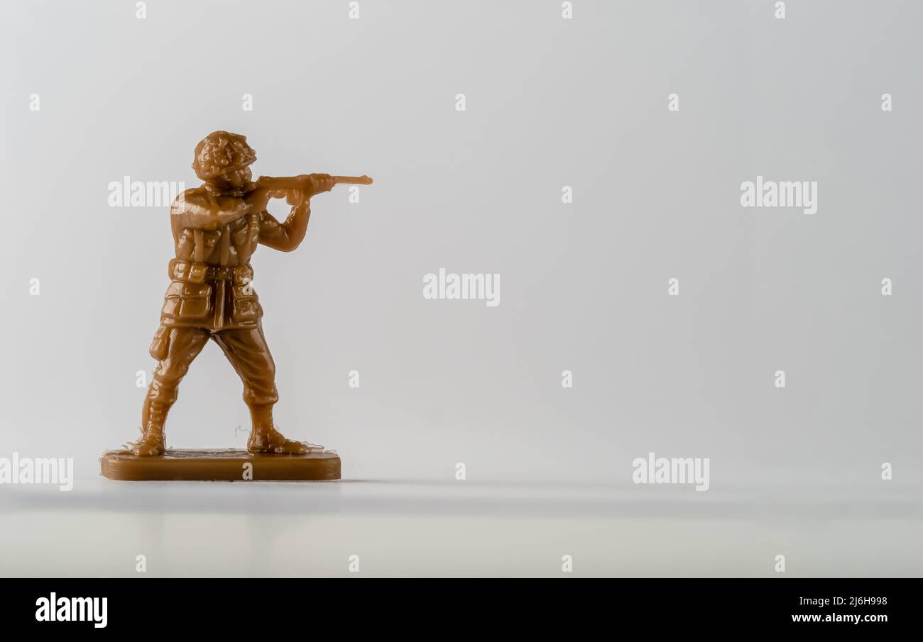 Historisches Militär-Soldatenspielzeug in braunem Infanteristen mit Gewehr, das auf die Schulter gehoben wurde Stockfoto