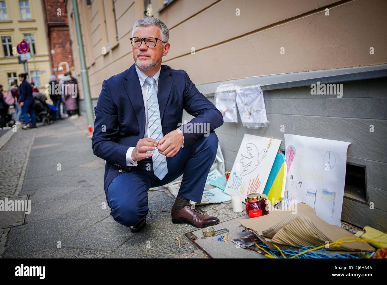 27. April 2022, Berlin: Andrij Melnyk, Botschafter der Ukraine in Deutschland, vor dem Botschaftsgebäude am Rande eines Gesprächs mit Journalisten der Deutschen Presse-Agentur. Foto: Kay Nietfeld/dpa Stockfoto