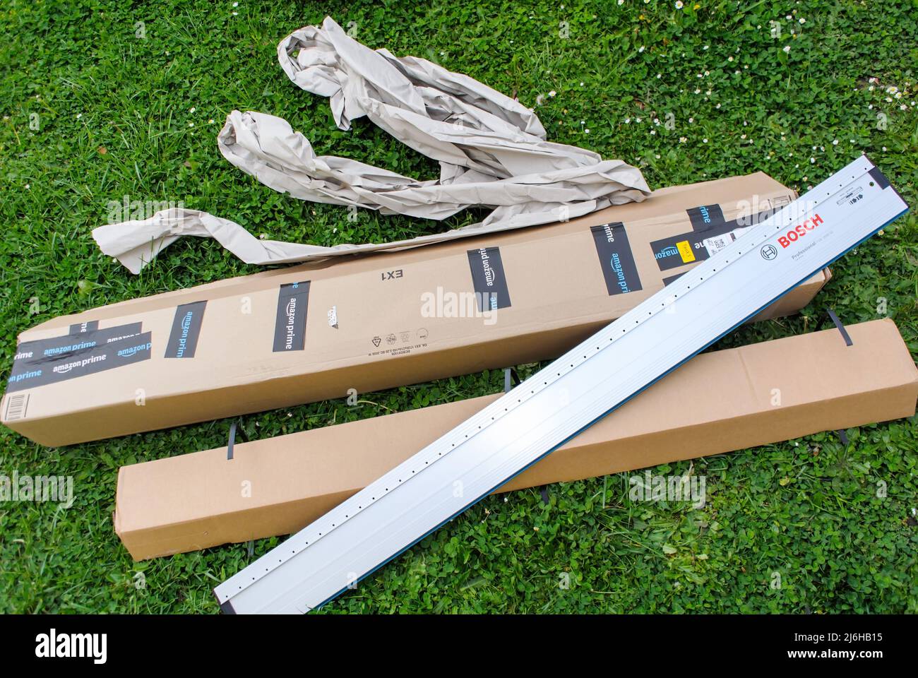 Paris, Frankreich - 29. Apr 2022: Auspacken des großen Amzon-Paketkartons mit der Bosch Professional Führungsschiene mit 32-Loch-Aufbau, 1600 mm langes Modell FSN 1600 32 Stockfoto