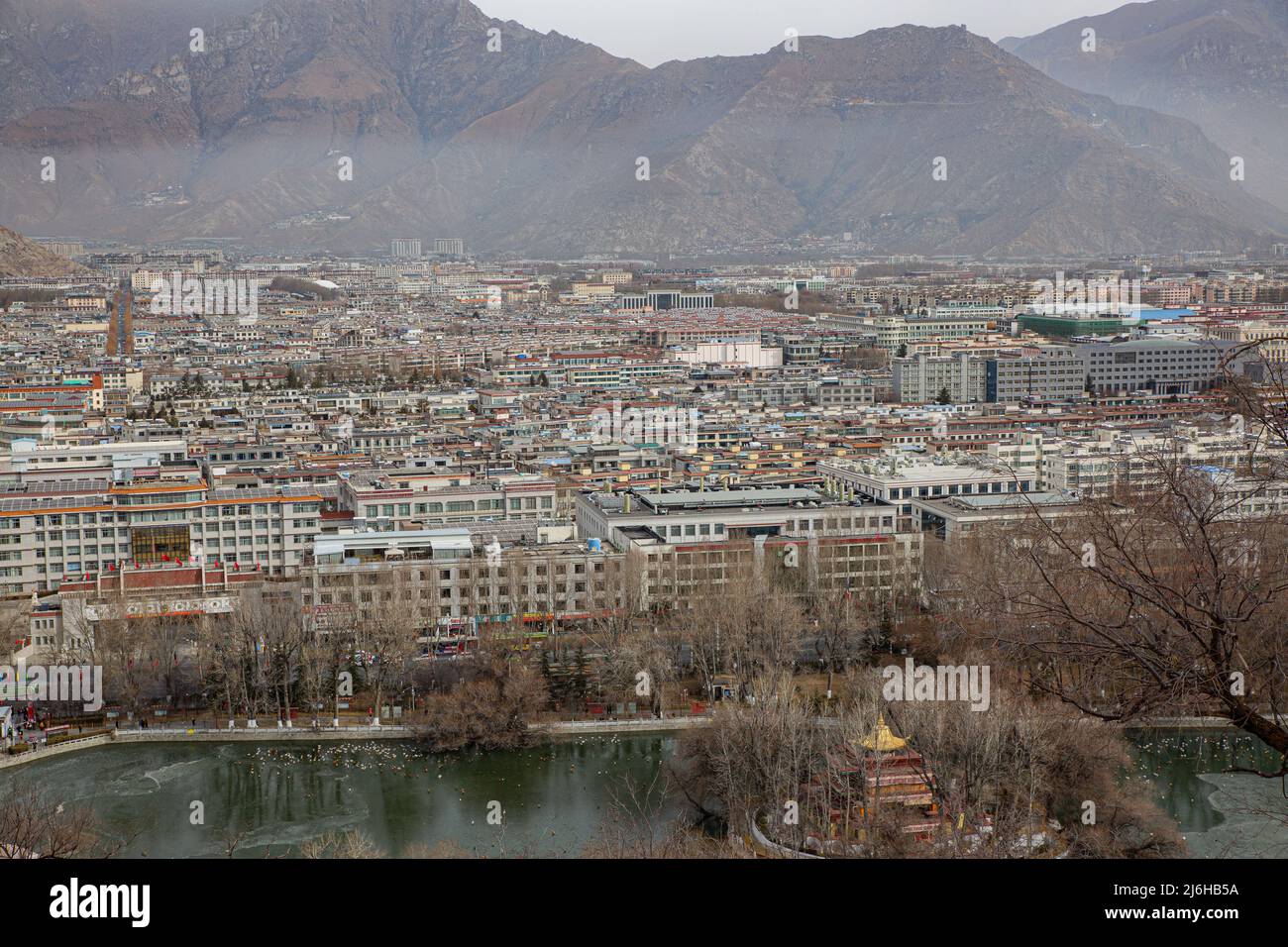 Blick auf das Tal Lhasa vom Potala Palast Stockfoto