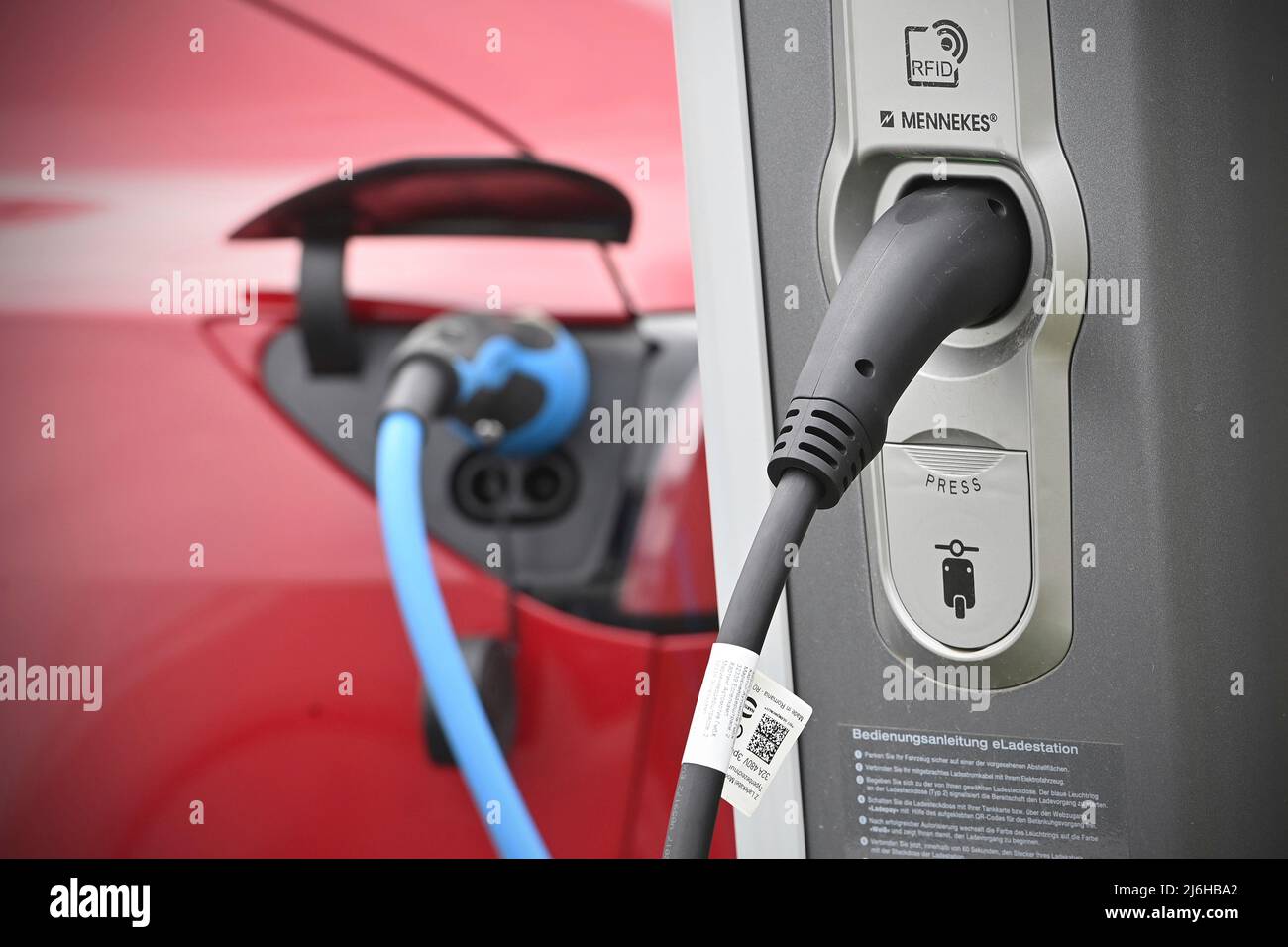 E-Car wird geladen, Stecker während des Ladevorgangs an einem E-Car,  Elektroauto, Ladestecker, Ladekabel, Ladesäule, Ladebuchse, E-Mobility,  Elektrifizierung. Elektromobilität, Stecker. Autohersteller, Auto, Autos,  Automobile, Hersteller, Autoindustrie