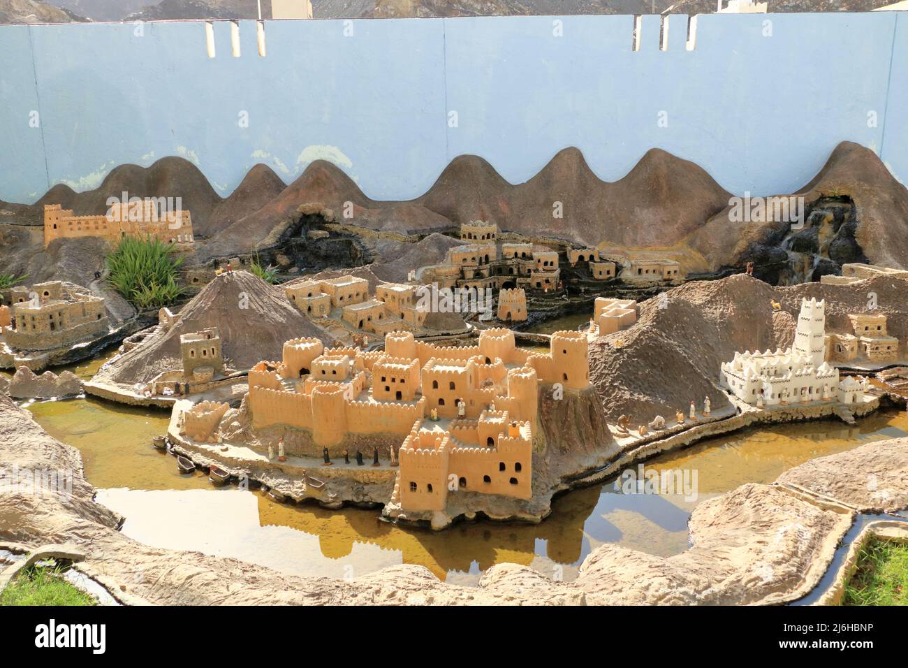 März 15 2022 - Maskat, Oman, Naher Osten: Miniatur-Szene des omanischen Dorfes im Bait al Zubair Museum Stockfoto