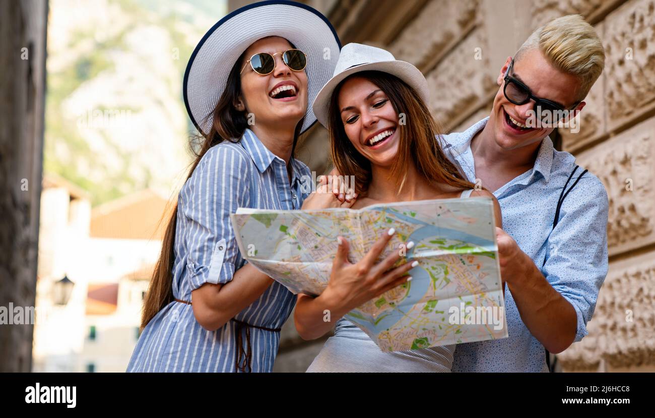 Eine Gruppe von glücklichen Freunden, die gemeinsam reisen und Sommerferien verbringen. Stockfoto
