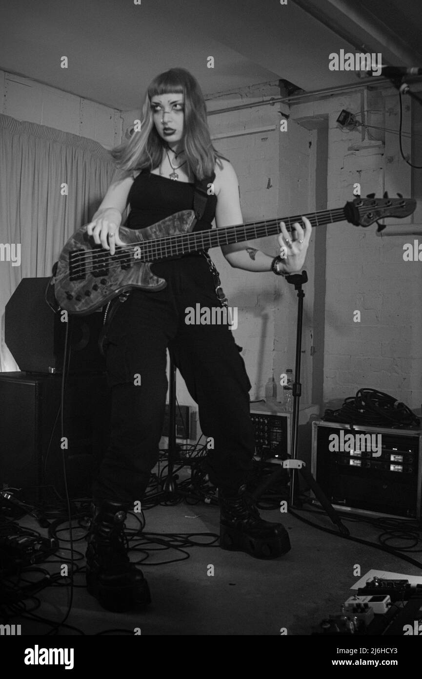 Liv Kettle Bass-Spieler bei den Crawlers live bei YES Manchester Stockfoto